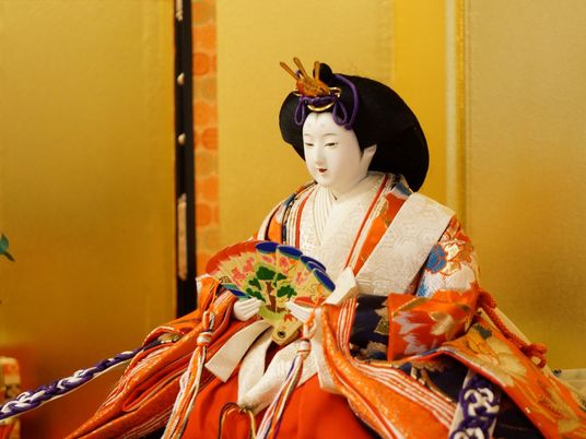 伝統的な人形と和室