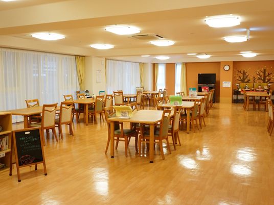 広々とした明るい食堂