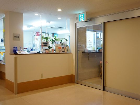受付と自動ドアのある空間