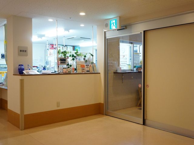 受付と自動ドアのある空間