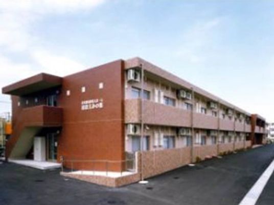 落ち着いた色合いの外観