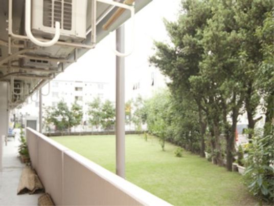 緑豊かな施設の中庭