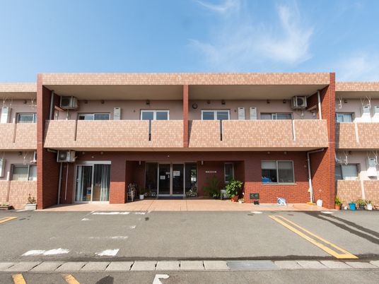 明るい施設の外観