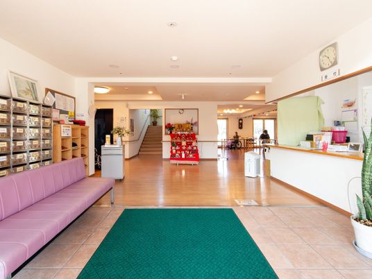 明るい広々としたロビー