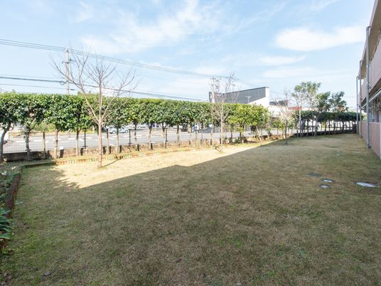 広い緑ある施設庭園