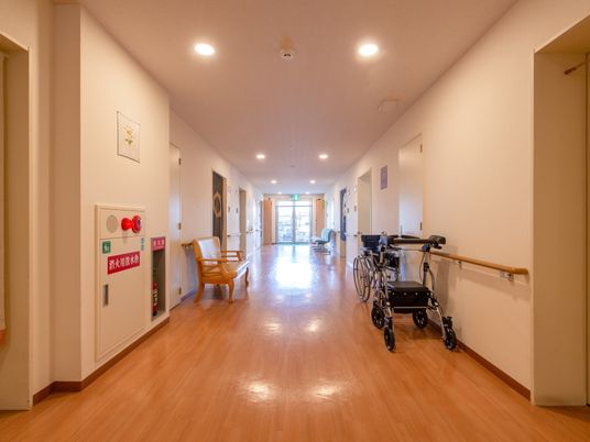 廊下に手すりと車椅子