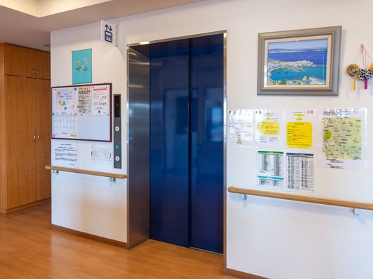 廊下のエレベーター前