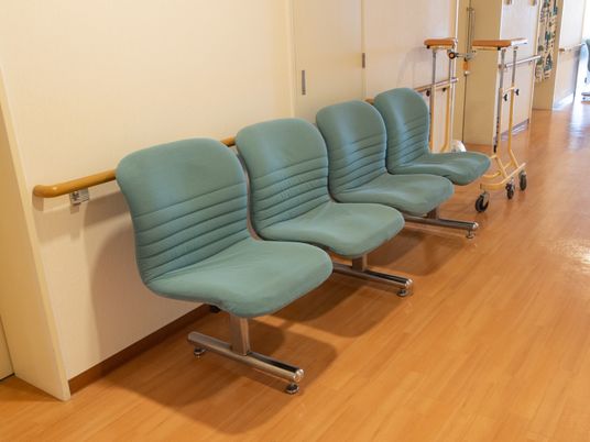 廊下に並ぶ緑色の椅子