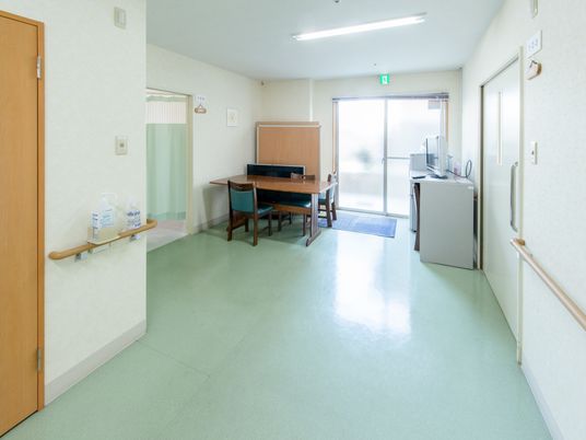 廊下にテーブルと機器