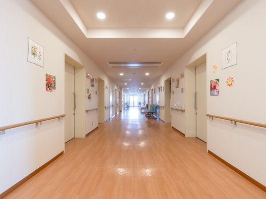 廊下の壁に飾り付け