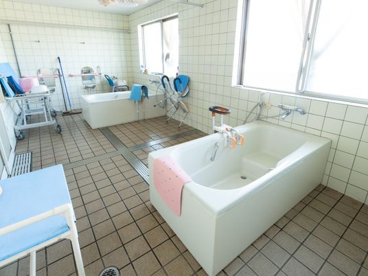 ケア用の清潔な浴室