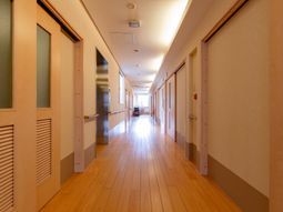 明るい廊下の風景