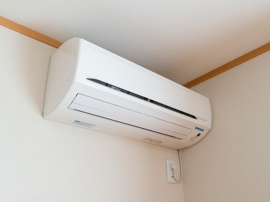 壁に取り付けられたエアコン