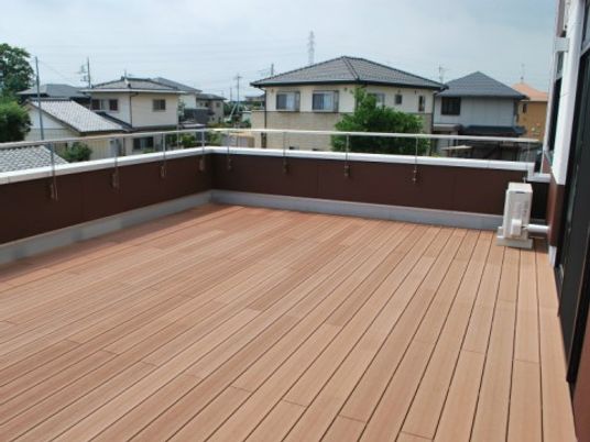 広々とした明るいテラス
