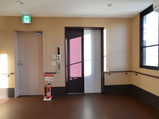 エレベーター前の廊下
