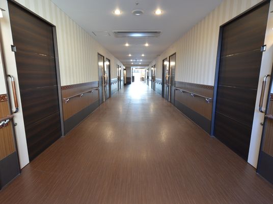 明るく広い施設の廊下