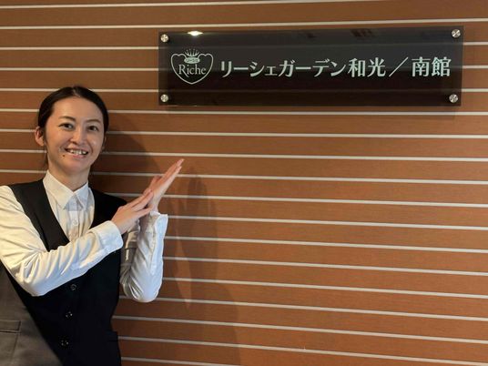 看板案内のスタッフ