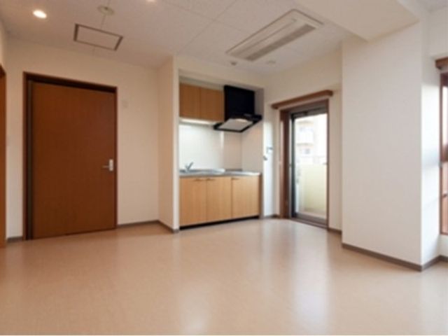 清潔感のある居室空間 居室 すっきりとしたデザインの居室です。キッチンスペースも整い、自由な生活をサポートします。