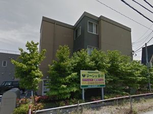 緑あるモダンな建物外観