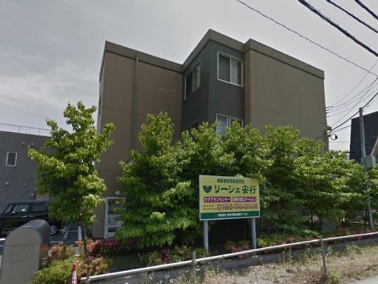 緑あるモダンな建物外観