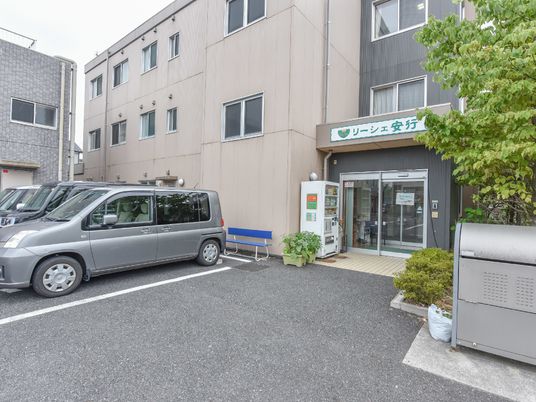 施設正面入口の景色