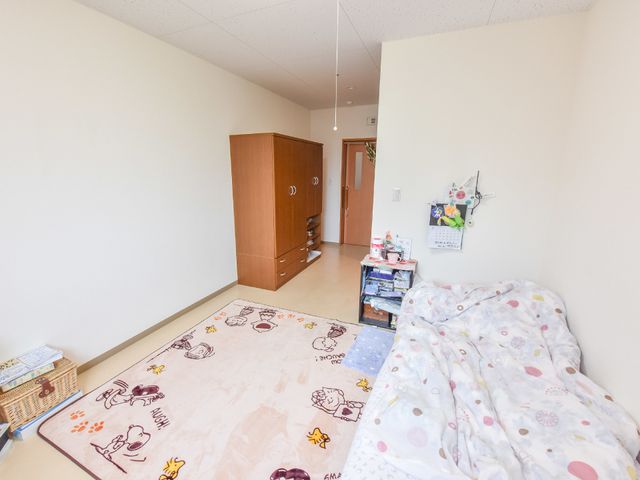 居心地のよい居室空間 居室 ゆったりとした居室には、個性が感じられる小物が並びます。そこに暮らす方々の温もりが伝わってくる空間です。