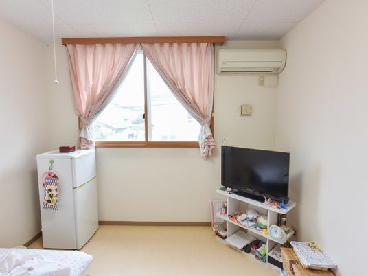 居室のテレビと冷蔵庫