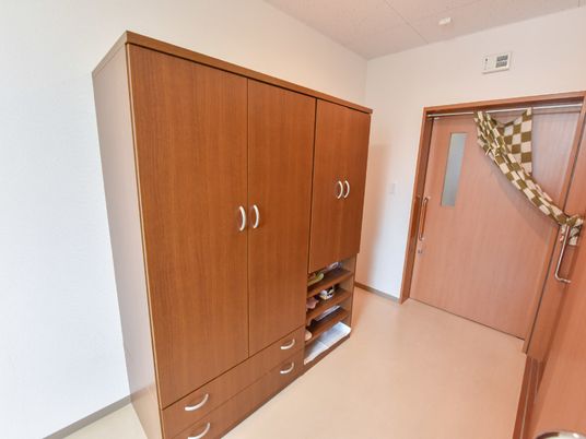 木製の収納家具と入口