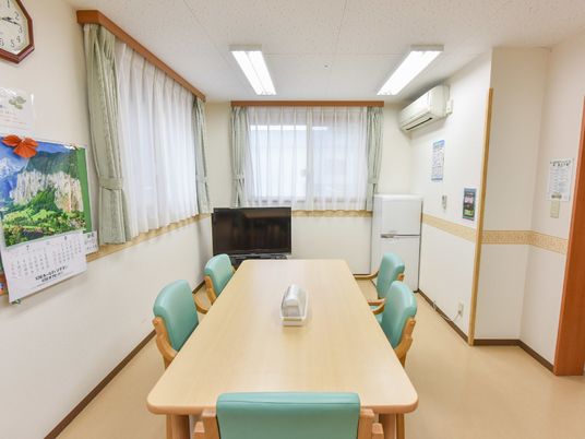 明るい共有スペースの居室