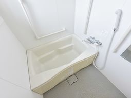 バリアフリー設計の浴室