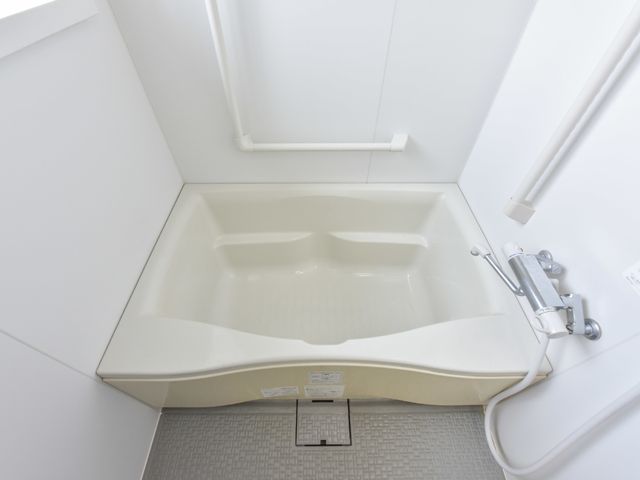 明るく清潔な浴室 個浴 手すり付きで安全に配慮された浴室です。身体の不自由な方も安心してご利用いただける設計になっています。