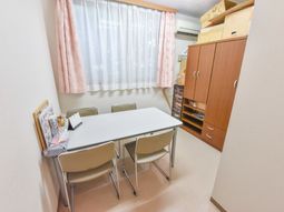 居室内テーブルと棚