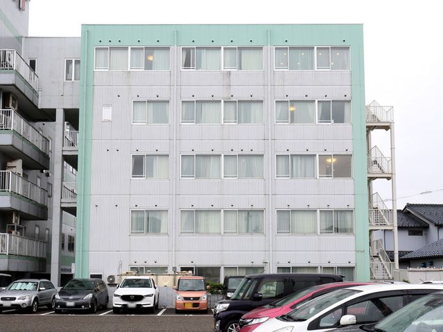 清潔感のある建物外観 外観 清潔感のあふれる外観が印象的な建物です。駐車場も完備され、アクセスの良さが伺えます。
