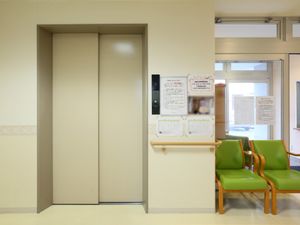 エレベーターと待合席