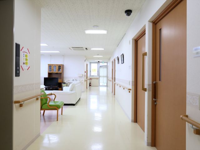 明るく清潔な廊下 廊下 ゆったりとした廊下には手すりが備え付けられ、左側にはくつろげるスペースが設けられています。
