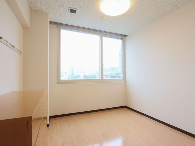 明るく広々とした居室 居室 床の木目が温かみを感じさせ、日差しがたっぷりと入る居室です。ゆったりとした空間で新たな生活をイメージしていただけます。