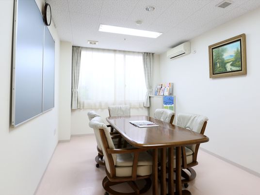 会議室のテーブルと椅子