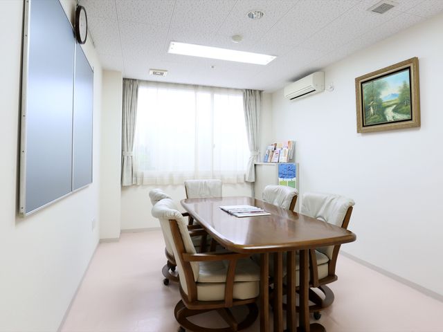 会議室のテーブルと椅子 共有スペース ゆったりとした会議室で、窓から自然光が差し込む心地よい空間です。ゆとりを持ちながらのコミュニケーションを大切にできる場所です。