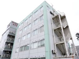 白い建物の外観全体図