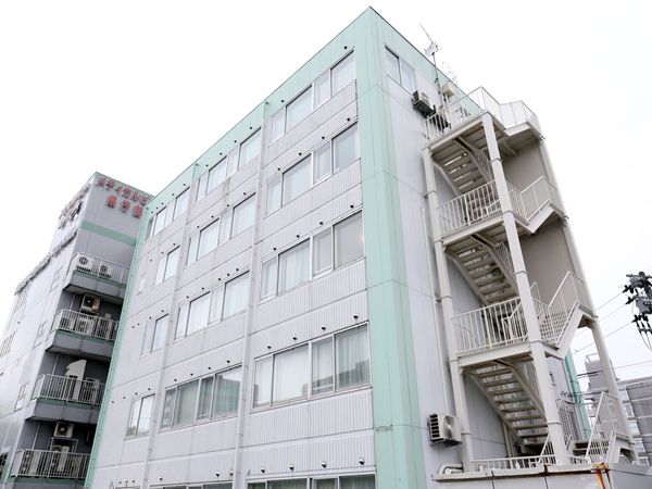 白い建物の外観全体図