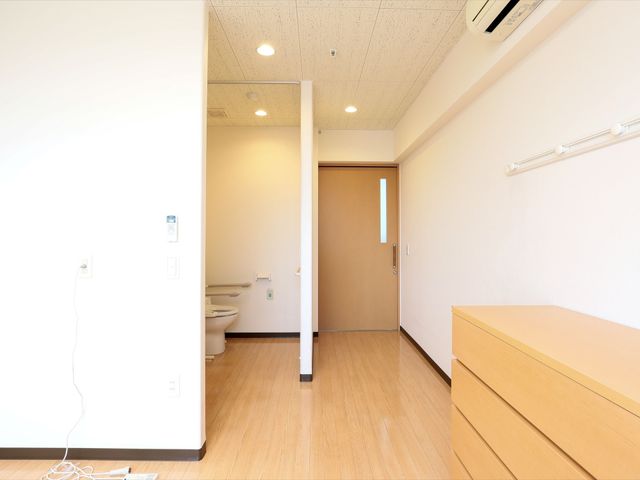 清潔感のある居室空間 居室 床材の温かみある居室は、清掃が行き届き、清潔感が保たれています。明るく開放的な造りで、安心してお過ごしいただける空間です。