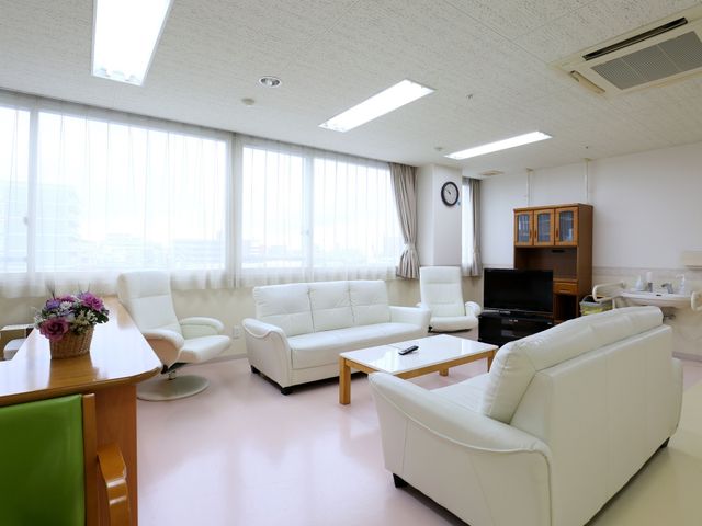 明るい共有リビング空間 ラウンジ 広々とした清潔感のある快適なラウンジです。皆様でくつろぎながら会話をお楽しみいただける空間が整っています。