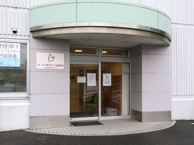 清潔感のある明るいエントランス 玄関 手入れが行き届いたエントランスは、来訪者を温かく迎えます。バリアフリー設計で、どなたも安心してお越しいただけます。