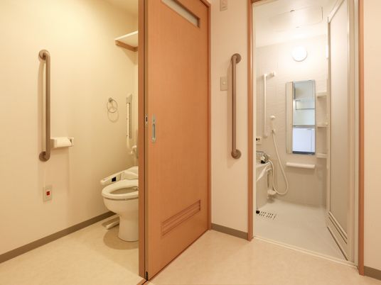 居室の角にトイレがあり、その隣に浴室がある。どちらも部屋との段差はなく、出入りしやすい設計になっている。