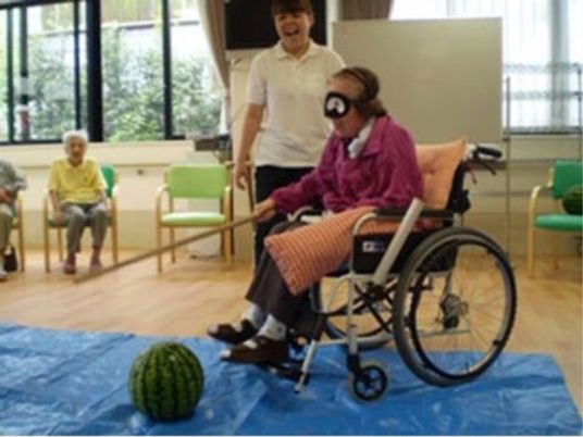 車椅子の利用者とスタッフ