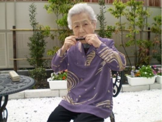 おばあさんが竹笛を吹く庭