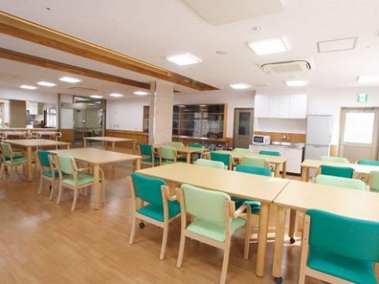 明るい居室の風景