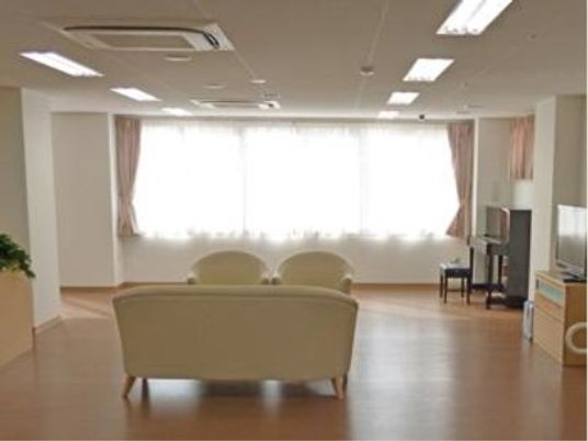 清潔な共有リビング空間