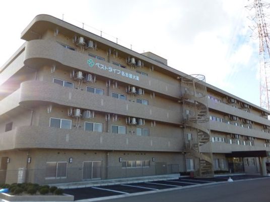 広々とした施設の外観