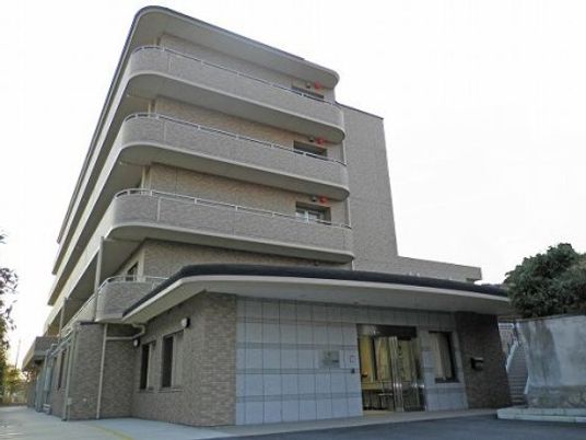 落ち着いた色合いの建物外観